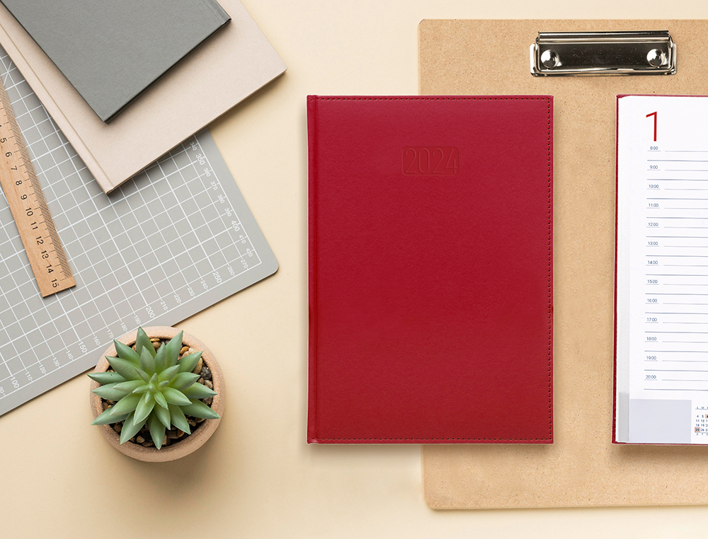AGENDA ENCUADERNADA LIDERPAPEL CRETA 15X21 CM 2024 DIA PAGINA COLOR ROJO PAPEL 70 GR